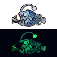 UV印刷のカスタム光る魚蓄光ピンバッジ